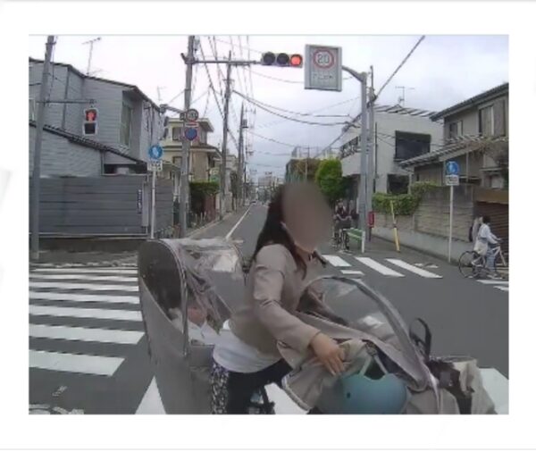 橋本直子、チャイルドシートに子供を乗せている画像